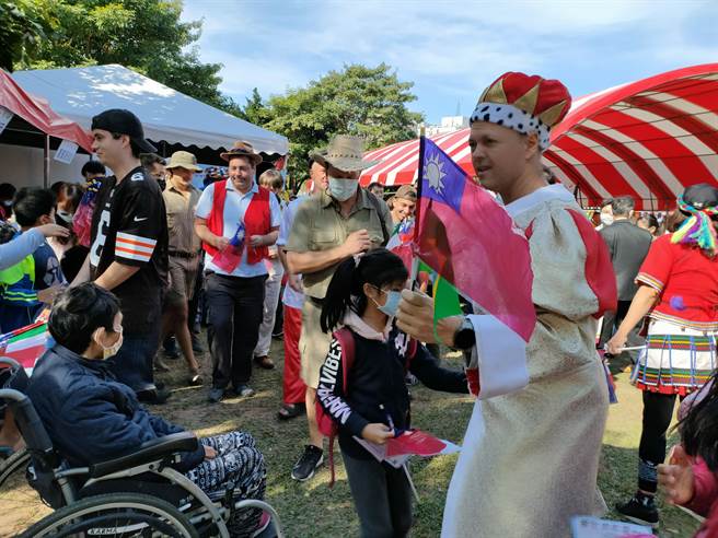 现场也有许多外国朋友，到场共襄盛举。(吴建辉摄)