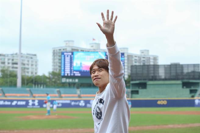 前旅日投手陈冠宇为新北富邦U18棒球邀请赛开球及客串转播球评。（大会提供）