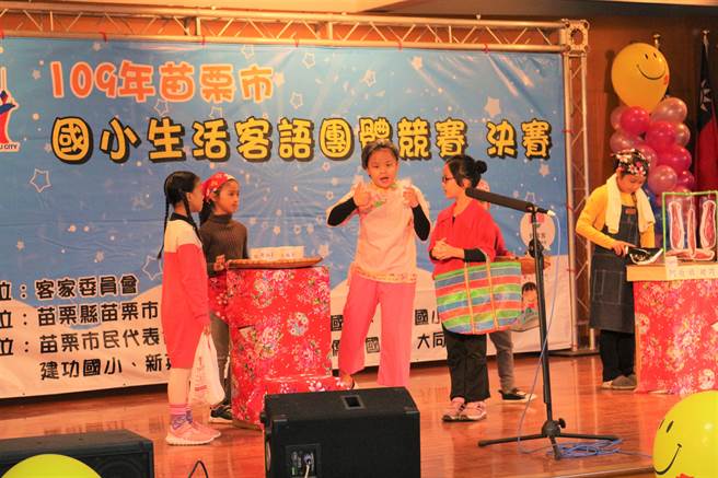 建功国小参赛队伍把到市场买菜的情节，搬上舞台以客语表现，亲切又逗趣。（巫静婷摄）