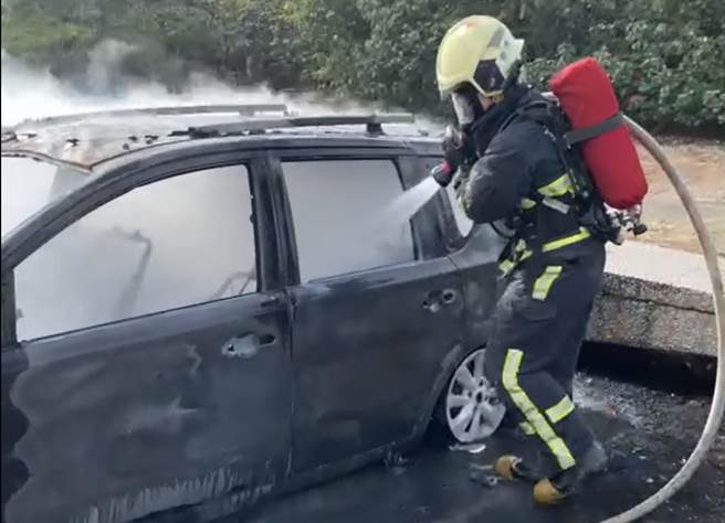 今天下午1点左右，彰化县鹿港镇吉安路河滨公园旁，有民眾报警发现公园旁杂草火警，消防人员鸣笛赶到现场，发现一部起火的自小客车，随即布线抢救。(彰化县消防局提供／吴建辉彰化传真)