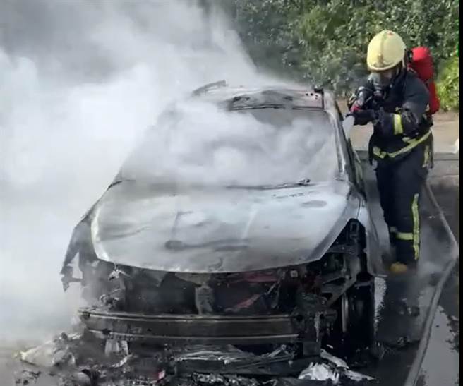 由于火势过猛，经过20分钟抢救，整辆车也已经被烧成废铁。(彰化县消防局提供／吴建辉彰化传真)