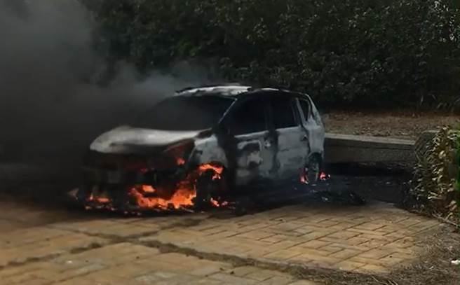 消防人员水线灌救，但整辆车被烧成焦黑，已经看不出什么车型。(彰化县消防局提供／吴建辉彰化传真)