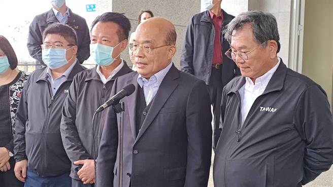 行政院长苏贞昌（右二）上午到嘉义县鹿草乡马稠后园区视察，针对媒体提问答覆。（张毓翎摄）