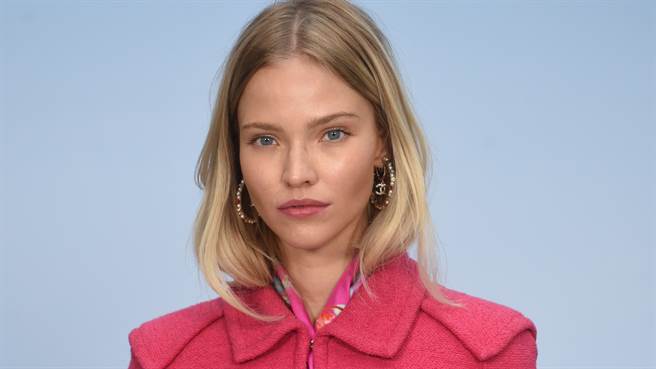 莎夏露丝(Sasha Luss)近日登上时尚杂志辣晒好身材。（图／达志影像)