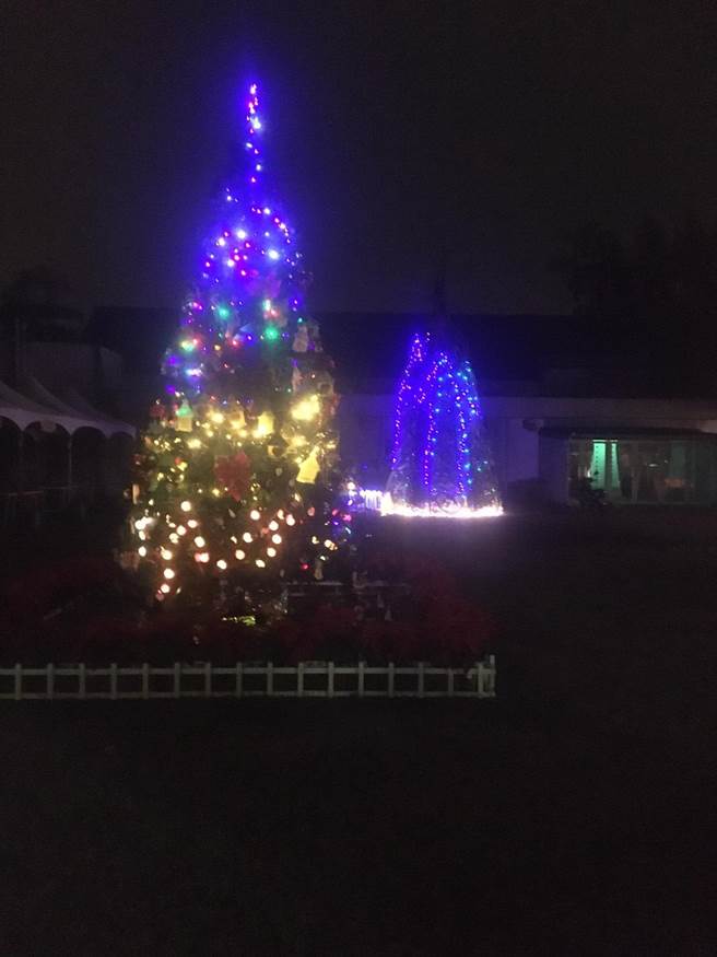 苗栗县今年最特别莫过于公馆乡农会打造的「稻草跨年祈福耶诞树」，农会于19日晚间在苗栗特色馆正式点灯。（公馆乡农会提供／巫静婷苗栗传真）