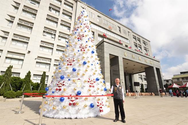 苗栗县政府12月24日至27日将在县府前广场举办「2020苗准青动栗欢聚耶诞夜活动」，县长徐耀昌站在8米高雪白耶诞树旁宣传，欢迎大家共襄盛举。（苗栗县政府提供／巫静婷苗栗传真）