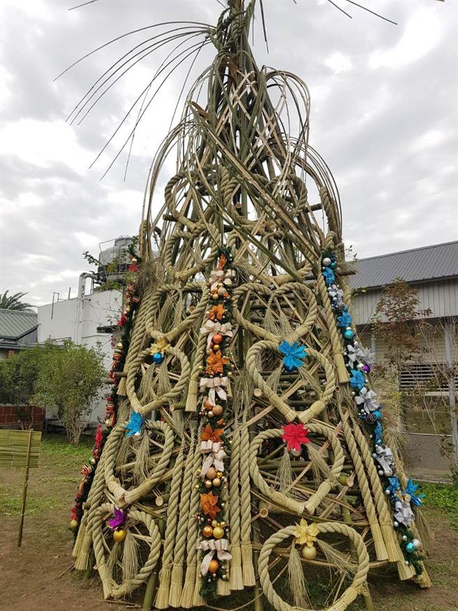 公馆乡农会与稻草织厂合作，打造「稻草跨年祈福耶诞树」，外观造型特殊。（苗栗县政府提供／巫静婷苗栗传真）