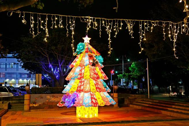苗栗市公所为发扬客家文化，以5种顏色的客家花布，外加8朵象徵富贵的牡丹花，打造高7公尺、宽4公尺的客家花布耶诞树，有浓浓客家味。（苗栗市公所提供／巫静婷苗栗传真）
