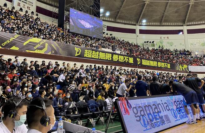 彰化体育馆比赛现场吸引超过6千名观眾进场。(黄及人摄)