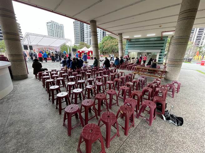 主持人将来宾叫上台后，现场观眾立刻少了一半。（李俊淇摄）