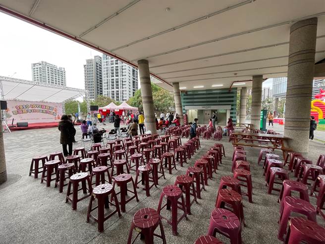 开幕仪式后来宾纷纷离场，杂技艺人表演也未吸引更多的人潮。（李俊淇摄）