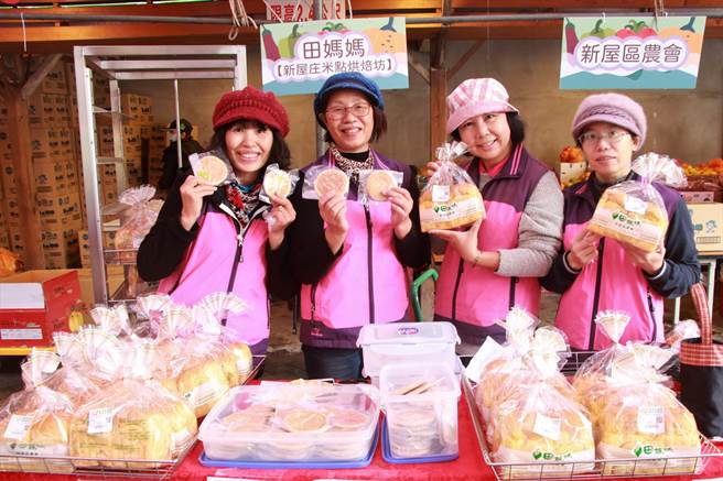 新屋区农会结合产销班、家政班推出特色农产，如地瓜吐司、南瓜包、酸白菜汤头等。（黄婉婷摄）
