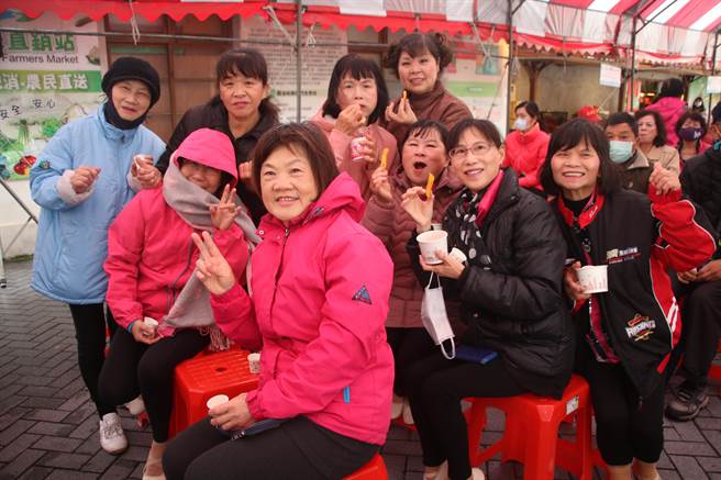 民眾笑说，来瓜果节有得吃有得拿，还能享受特惠产品。（黄婉婷摄）