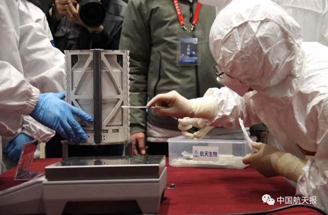 大陆国家航天局举行探月工程嫦娥五号任务月球样品交接仪式，与部分参研参试单位一道，共同见证样品移交至任务地面应用系统。