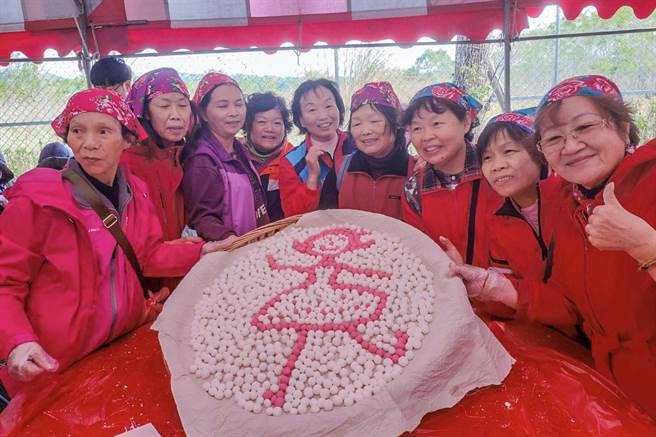 竹东客家粄圆节，镇长张顺朋（中）和社区妈妈们制作「美少女」创意汤圆。（罗浚滨摄）