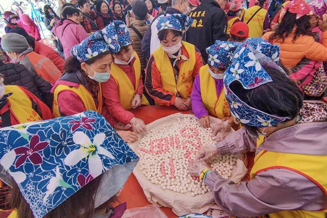 竹东客家粄圆节「家家齐聚搓汤圆」，婆婆妈妈们发挥创意做造型。（罗浚滨摄）