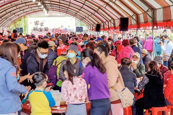 竹东客家粄圆节现场涌进2千多位民眾参加家家齐聚搓汤圆。（罗浚滨摄）