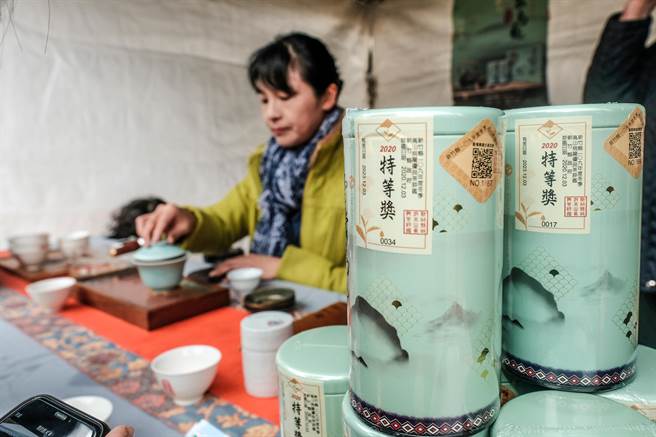 第二届冬季高山乌龙茶特等奖冠军茶，现场竞标1斤以20万卖出，创下最好卖价。（罗浚滨摄）