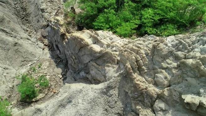 台南市龙崎区牛埔里拥有丰富泥岩地形，环团抗争多时，要求全区保留，并画设地质公园及自然保留区。（台南社大提供／李宜杰台南传真）