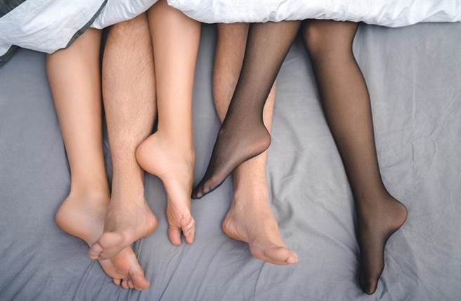 进门惊见2岁娃，不孕人妻才知丈夫在外面偷生2个，外遇尪竟要她「跟小三和平相处」（示意图/达志影像）