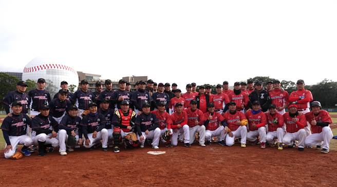 中职退役明星球员软式棒球赛今天在龙潭兄弟棒球场进行。（毛琬婷摄）