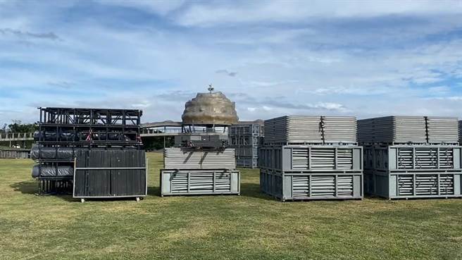 天后张惠妹台东跨年演唱会进入倒数，19日首批舞台器材由6辆拖板车运抵台东，器材一卸下就占满台东国际地标草皮，工作人员透露舞台背景将超过3层楼高，会将国际地标建物整个遮住。（蔡旻妤摄）