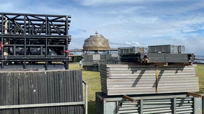 天后张惠妹台东跨年演唱会进入倒数，19日首批舞台器材由6辆拖板车运抵台东，器材一卸下就占满台东国际地标草皮，工作人员透露舞台背景将超过3层楼高，会将国际地标建物整个遮住。（蔡旻妤摄）