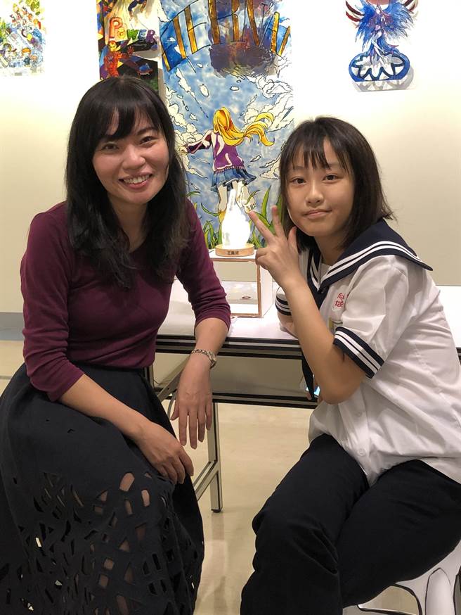 向上国中第一届美术班举办毕业展，学生们开心在展出作品前拍照，秀出3年努力成果。(林欣仪摄)