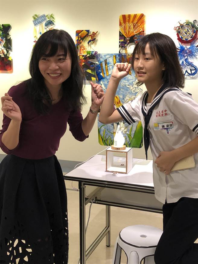 向上国中第一届美术班举办毕业展，学生们开心在展出作品前拍照，秀出3年努力成果。(林欣仪摄)