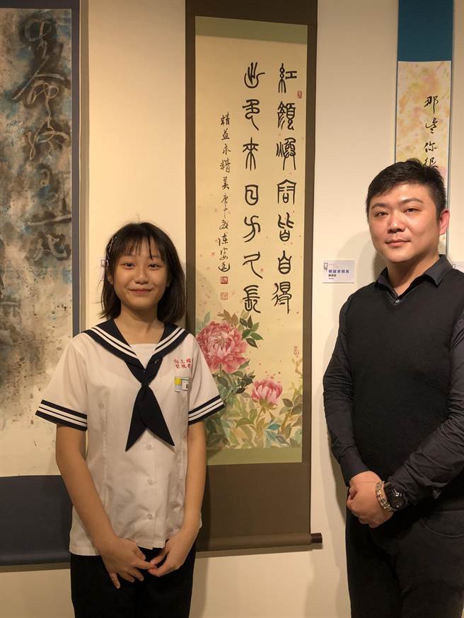 向上国中第一届美术班举办毕业展，学生们开心在展出作品前拍照，秀出3年努力成果。(林欣仪摄