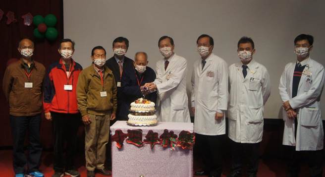 台中荣总院内19日举行「2020好呷俱乐部第10届食道癌病友会」，医疗团队帮病友们庆生，气氛温馨。（台中荣总提供／张妍溱台中传真）