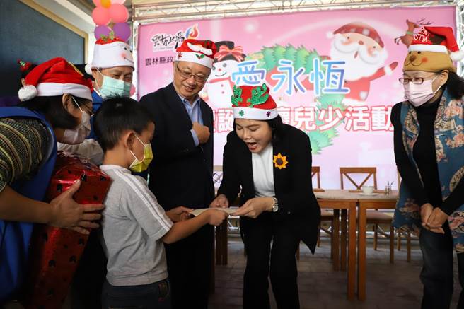 岁末送暖，云林县长张丽善（右二）与监护儿少提前欢庆耶诞。（张朝欣摄）