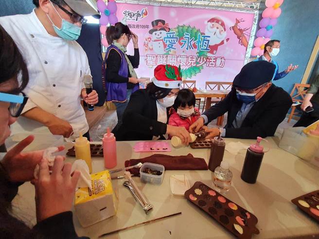 岁末送暖，云林县长张丽善（右前三）与监护儿少提前欢庆耶诞。（张朝欣摄）