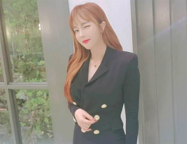 南韩天后级女歌手洪真英（홍진영）。(图/ 摘自洪真英IG)