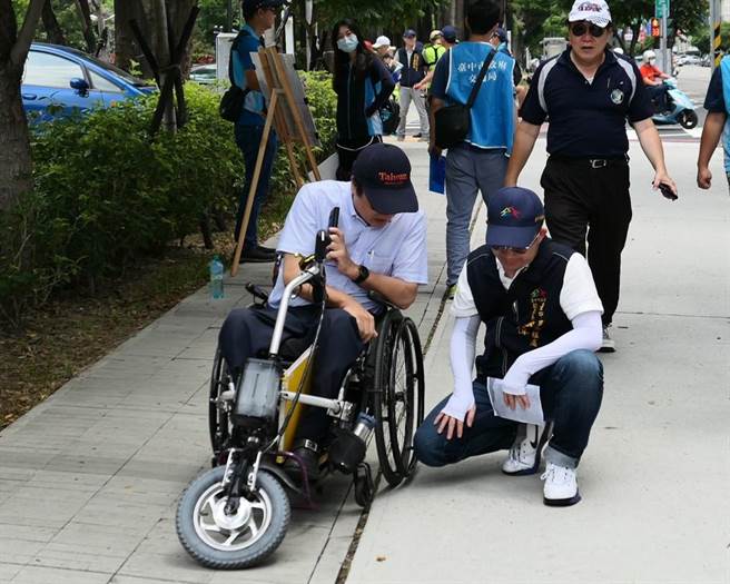 台中市建設局推動無障礙環境與自行車網設施等建置，獲營建署全國綜合評鑑優等及人行環境全國第二的佳績。（盧金足攝）
