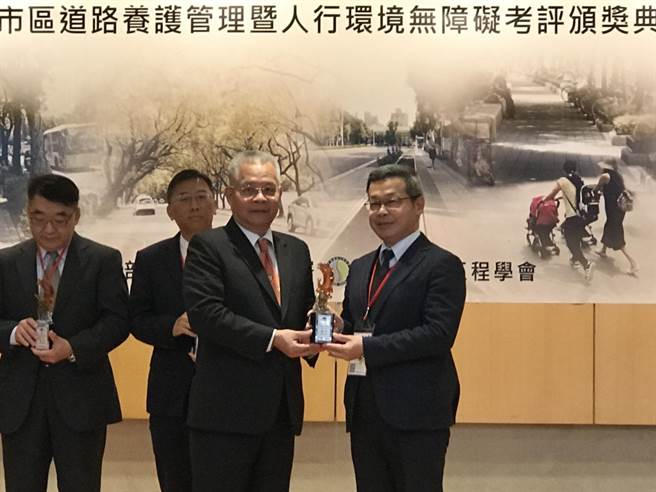 台中市在中央道路評鑑成績表現亮眼，再獲內政部營建署全國綜合評鑑優等及人行環境全國第二的佳績，建設局長陳大田（右）代表台中市領獎。（台中市府提供／盧金足台中傳真）