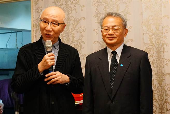 全律會全律師理事長陳彥1希（左），與全聯會理事長林瑞成（右），將完成律師法修正後的世代交替。（張孝義攝）