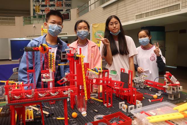 高雄市109学年度科技积木创意竞赛19日在中正高中热闹登场。（洪浩轩摄）