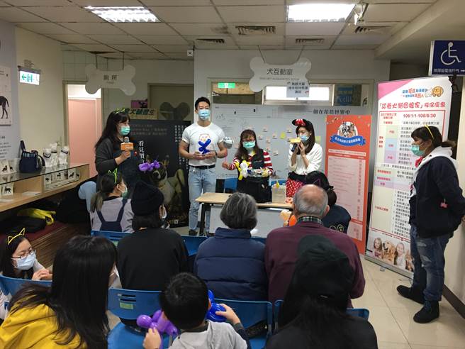 伊林男神张哲伟暖心推荐市民认养臺北市动物之家老狗猫。（北市动保处提供／吴康玮台北传真）