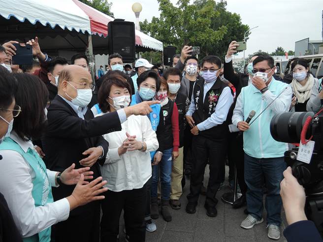 行政院长苏贞昌（左二）在嘉义市长黄敏惠（左三）等人陪同下，视察嘉义市西区全民运动馆。（张毓翎摄）