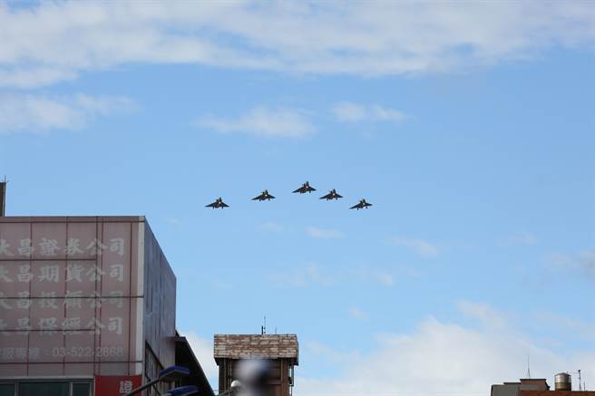 2021年元旦取消了战机衝场的表演，但仍有升旗典礼及其他迎接新年度的活动。（新竹市府提供／邱立雅竹市传真）