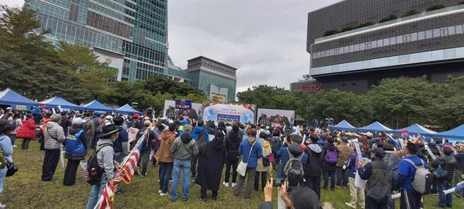 媒体在北市信义广场举办挺川大游行，乡民笑称至少10万人起跳。(图／PTT)