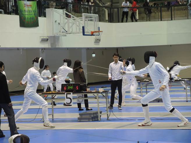 新竹市体育馆周末两日举办台湾击剑大师公开赛及合丰杯儿童少年击剑赛，共超过500名选手参赛。（邱立雅摄）