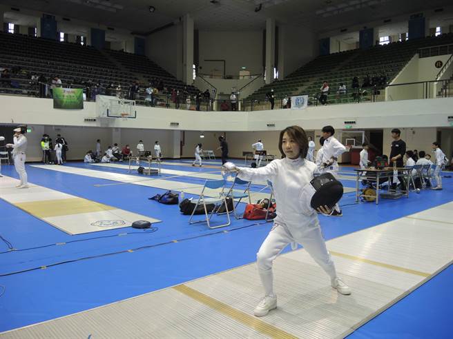 市议员李妍慧特地穿上中华队击剑服，到会场给予选手加油打气。（邱立雅摄）