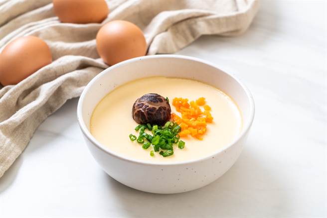 部落客「小杨聊美食」分享，只要遵照2技巧，就能端出完美的蒸蛋。(达志影像)