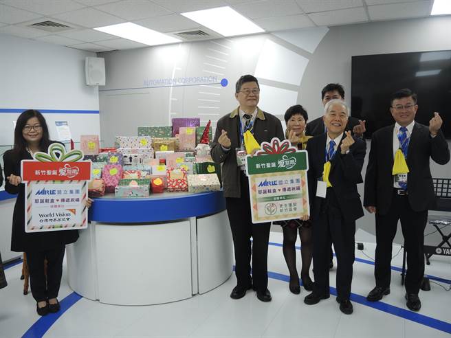 竹科厂商盟立集团在耶诞节前夕由员工认捐礼物，将送给弱势孩童，温暖他们的心。（邱立雅摄）