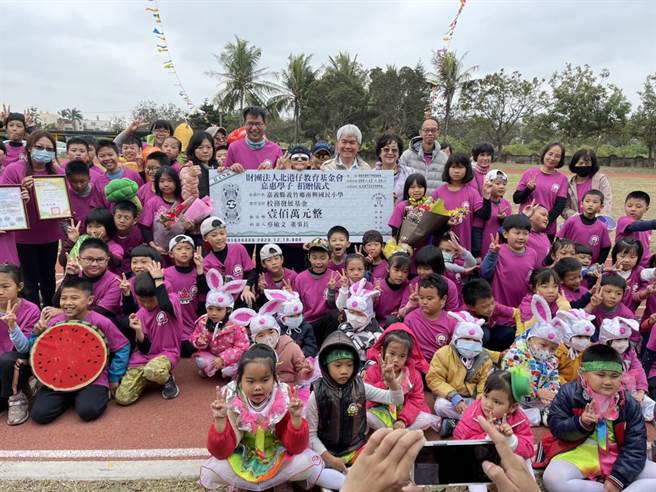北港仔教育基金会董事长蔡敏文将100万元支票致赠给南兴国小。（南兴国小提供／张毓翎嘉义传真）