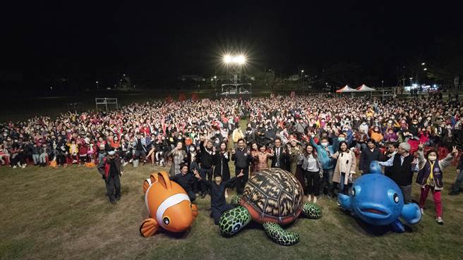 霧峰區舉行「有愛無礙，真情之旅」活動，天氣冷颼颼、熱情不減，現場約4千多人觀賞表演。（讀者提供／張妍溱台中傳真）