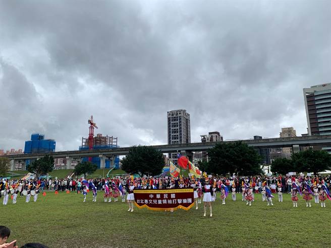 开场由上百名5岁小乐旗手进行演出，不断在草坪上击鼓、耍旗和变换队形。（惠文教育基金会提供／李俊淇摄）