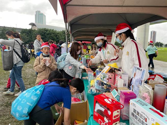 民眾响应公益认购义卖品。（李俊淇摄）